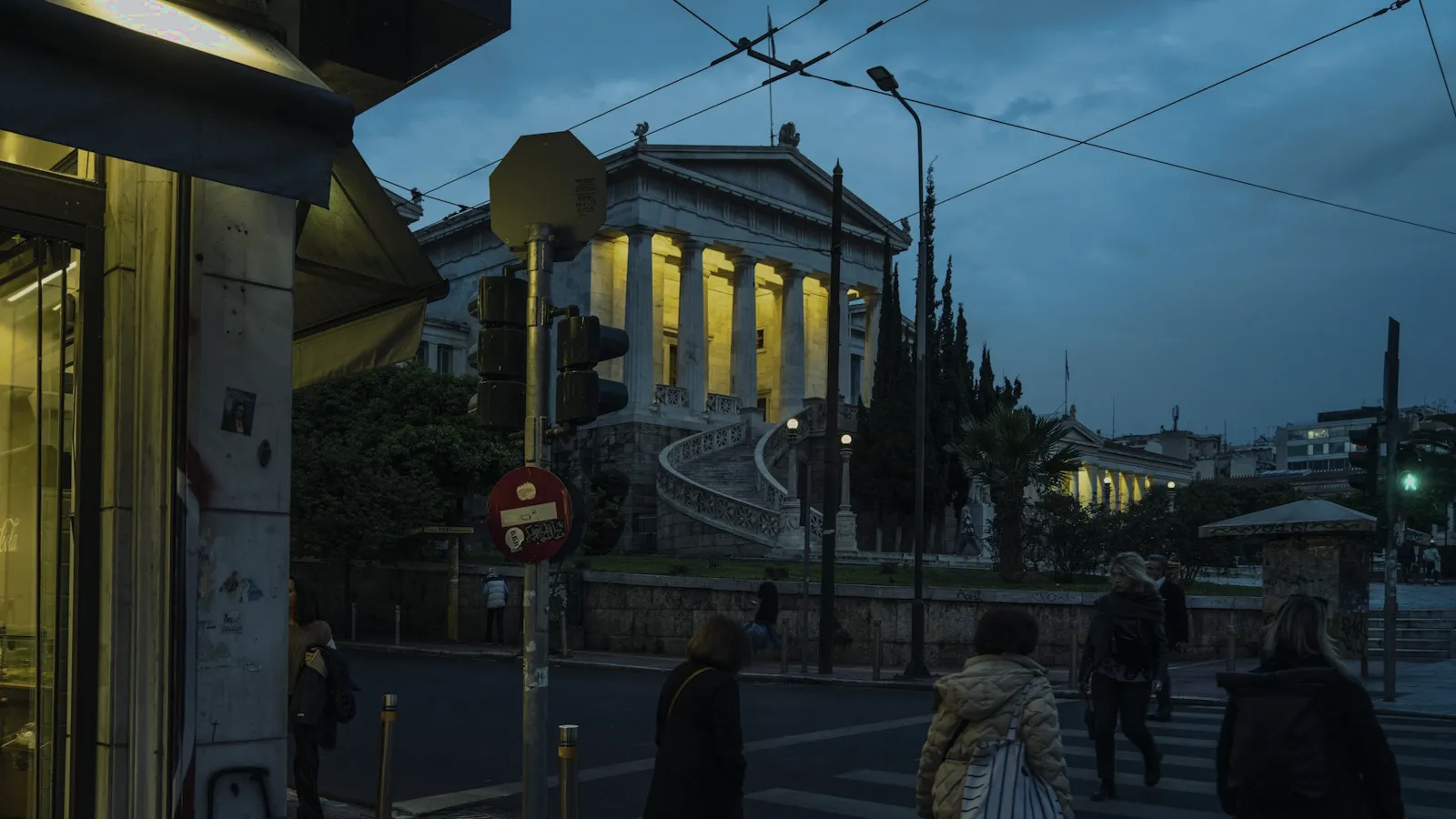 Νεοκλασικό κτίριο στην Αθήνα κατά το σούρουπο